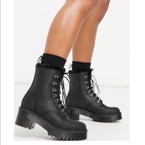 Dr Martens Leona Faux Fur Lined Women's Size 6 platforms